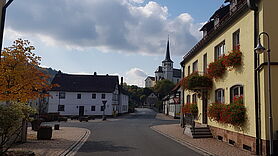 Rathaus mit Blick auf die Kirche