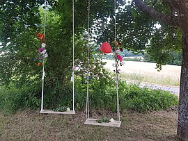 Unter dem Baum am Kreuz im Breitfeld Unter dem Baum am Kreuz im Breitfeld