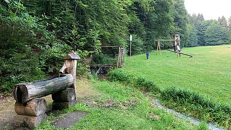 Spielplatz am Liesbach unterhalb des Hexenbrunnens Spielplatz am Liesbach unterhalb des Hexenbrunnens